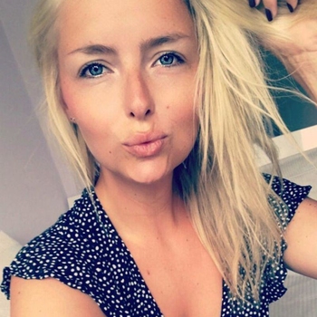 Lotteloe, vrouw (24 jaar) wilt contact in Oost-vlaanderen