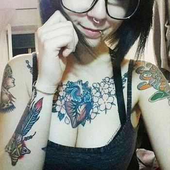 Zin in een date met deze 28 jarige vrouw? Benader tattooBritt vandaag nog in de chat!