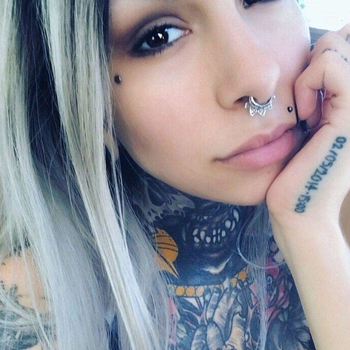 Tattoochicky, vrouw (29 jaar) wilt contact in Waals-Brabant