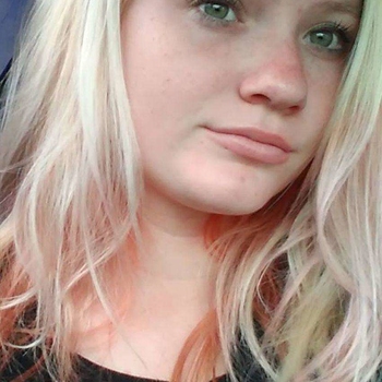 Nudiste, vrouw (26 jaar) wilt contact in West-vlaanderen