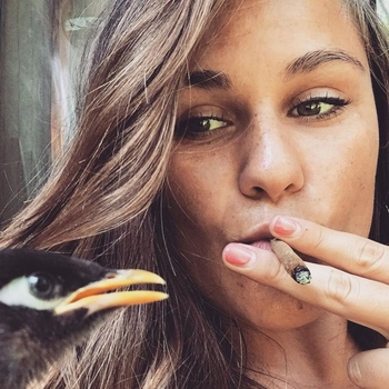 Zin in een date met deze 22 jarige vrouw? Benader Smokeys vandaag nog in de chat!