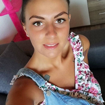 33 jarige vrouw zoekt seksueel contact in Limburg
