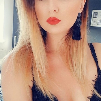 Zin in een date met deze 23 jarige vrouw? Benader Sweetmelisssa vandaag nog in de chat!